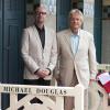 Michael Douglas inaugure au côté de Steven Soderbergh sa cabine sur les planches de Deauville, le 31 août 2013.