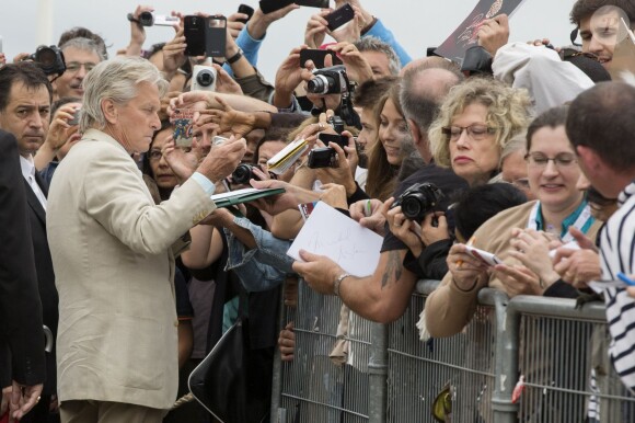 Michael Douglas avec des fans avant d'inaugurer sa cabine sur les planches de Deauville, le 31 août 2013.