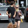 Amanda Seyfried et Justin Long se promènent avec un joli chien (celui d'Amanda) à Los Angeles, le 31 août 2013 : le début d'une romance ?