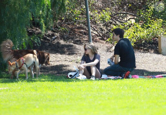 Amanda Seyfried et Justin Long se détendent dans un parc à Los Angeles, le 31 août 2013