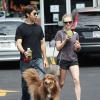 Justin Long et Amanda Seyfried se promènent avec un joli chien (celui d'Amanda) à Los Angeles, le 31 août 2013 : le début d'une romance ?