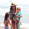 Jessica Alba, son mari Cash Warren et leurs filles Honor et Haven sur la plage de Malibu, le 1er septembre 2013.