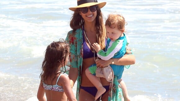 Jessica Alba, sexy en bikini à Malibu, s'éclate avec son mari et ses enfants