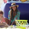 Jessica Alba, son mari Cash Warren et leurs filles Honor et Haven s'amusent sur la plage de Malibu, le 1er septembre 2013.