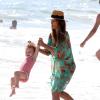 Jessica Alba, son mari Cash Warren et leurs filles Honor et Haven s'éclatent sur la plage de Malibu, le 1er septembre 2013.