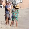 L'actrice Jessica Alba, son mari Cash Warren et leurs filles Honor et Haven sur la plage de Malibu, le 1er septembre 2013.