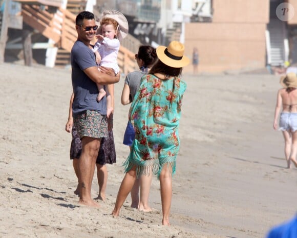 L'actrice Jessica Alba, son mari Cash Warren et leurs filles Honor et Haven sur la plage de Malibu, le 1er septembre 2013.