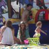 Jessica Alba, son mari Cash Warren et leurs filles Honor et Haven sur la plage de Malibu, le 1er septembre 2013.