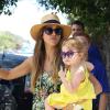 Jessica Alba se rend à la plage avec son mari Cash Warren et leurs filles Honor et Haven, le 1er septembre 2013.