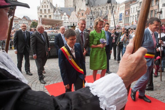 Le roi Philippe et la reine Mathilde de Belgique assistaient le 1er septembre 2013 à la Cavalcade d'Hanswijk, commémoration de la Vierge Marie à Malines. Leur première sortie officielle depuis l'intronisation du nouveau roi des Belges le 21 juillet.
