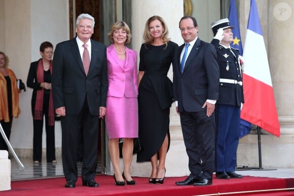 Joachim Gauck, président de l'Allemagne, sa compagne Daniela Schadt, François Hollande et Valérie Trierweiler lors d'un dîner d'Etat à l'Elysée le 3 septembre 2013.