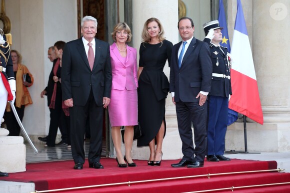 Joachim Gauck, président de l'Allemagne, sa compagne Daniela Schadt, François Hollande et Valérie Trierweiler lors d'un dîiner d'Etat à l'Elysée le 3 septembre 2013.