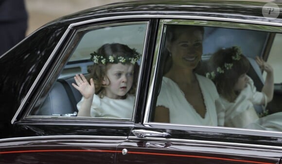 Grace van Cutsem, demoiselle d'honneur au mariage de William et Kate, avec Pippa Middleton sur la route de Westminster Abbey le 29 avril 2011