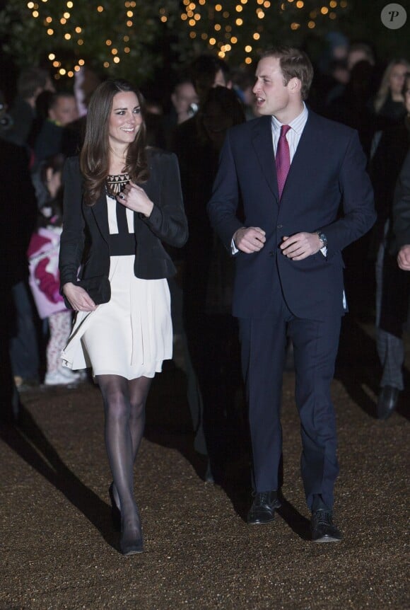 Le prince William et Kate Middleton lors de leur premier engagement officiel en couple, un mois après leurs fiançailles, en décembre 2010 au domaine de la famille van Cutsem dans le Norfolk.