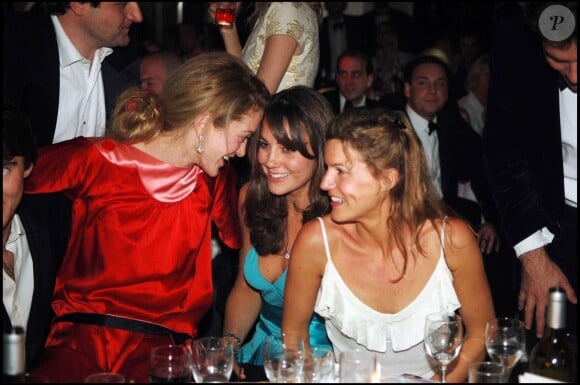 Kate Middleton avec Rose van Cutsem lors d'une soirée boxe au profit de la recherche médicale en juin 2006