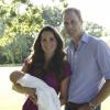 Premiers portraits officiels, en août 2013, du prince George de Cambridge en famille avec son père le prince William et sa mère la duchesse Catherine.