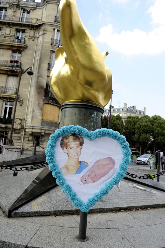 De nombreux témoignages ont afflué comme chaque année autour du 31 août 2013 à la mémoire de Diana, à l'occasion du 16e anniversaire de sa mort, au Pont de l'Alma.