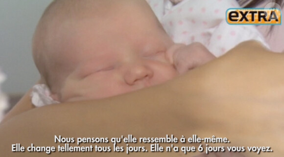 La petite Carmen présentée par ses parents, Alec et Hilaria Baldwin, pour EXTRA, septembre 2013.