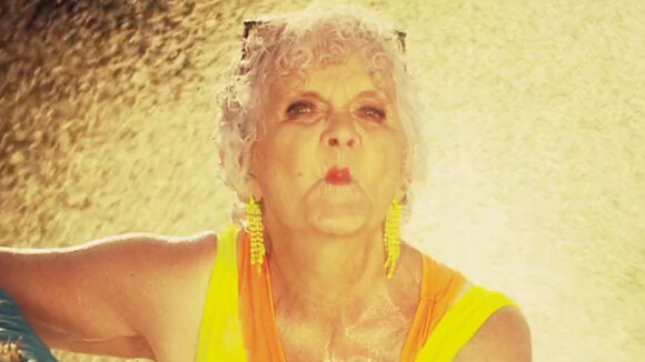 Lucienne, la star de 80 ans du Petit Journal, en plein car wash sexy