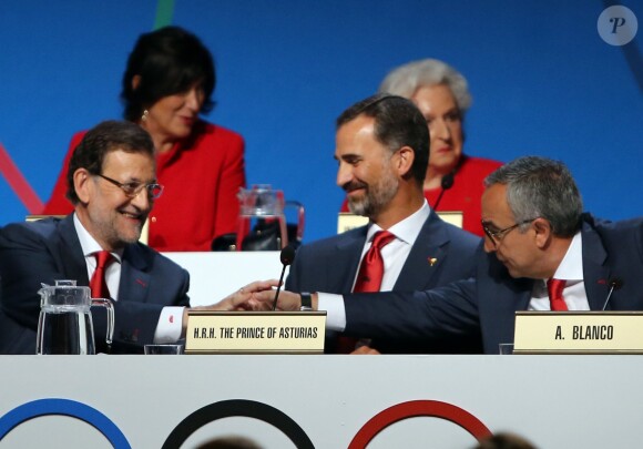 Le prince Felipe d'Espagne, au côté du Premier ministre Mariano Rajoy, a donné une bonne image de leur pays en présentant devant le CIO la candidature de Madrid pour les JO de 2020, le 7 septembre 2013 à Buenos Aires, mais en vain : Tokyo a été désignée.