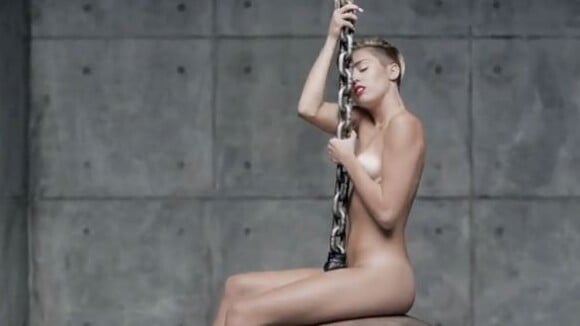 Miley Cyrus : Complètement nue, la langue joueuse pour ''Wrecking Ball''