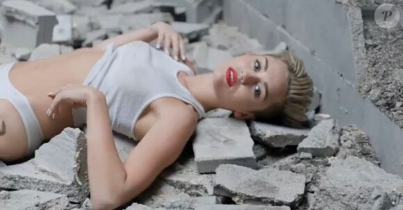 La jeune Miley Cyrus dans le clip de son nouveau single Wrecking Ball.