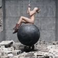 La chanteuse Miley Cyrus dans le clip de son nouveau single Wrecking Ball.