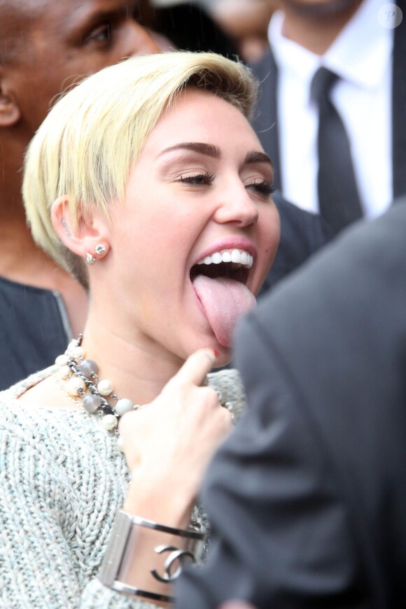 Miley Cyrus s'est rendue dans les studios de la radio NRJ à Paris. Le 9 septembre 2013.