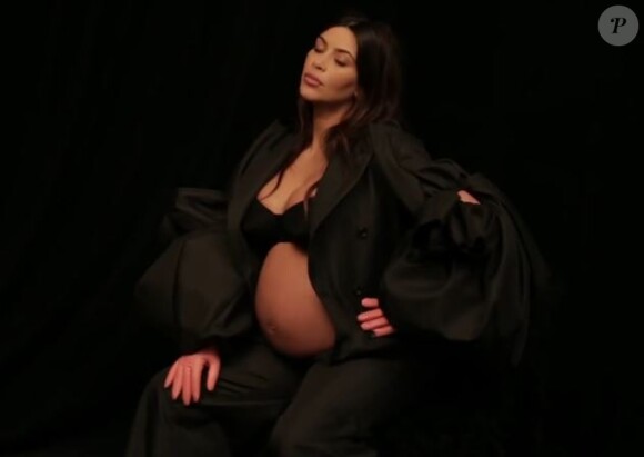 Kim Kardashian, enceinte, pose devant l'objectif de Karl Lagerfeld pour le magazine CR Fashion Book. Direction artistique par Riccardo Tisci.