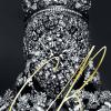 Kim Kardashian, le visage couvert d'un masque à cristaux Maison Martin Margiela Artisanal, pose en couverture du magazine CR Fashion Book. Photo par Karl Lagerfeld. Direction artistique par Riccardo Tisci.