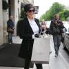 Kris Jenner, mère de Kim Kardashian, quitte le George V après y avoir déjeuné. Elle accompagnera ensuite sa fille à la librairie 7L de Karl Lagerfeld pour une séance photo. Paris, le 22 mai 2013.