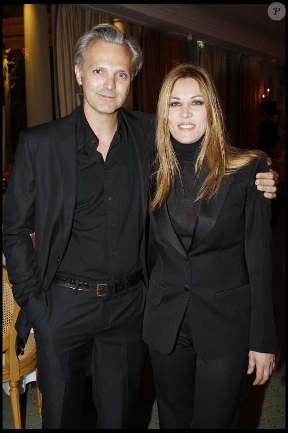 Mathilde Seigner et son compagnon Mathieu Petit à Paris le 19 mars 2012
