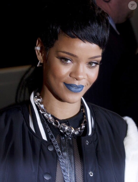 Rihanna quitte l'hôtel 45 Park Lane et se rend dans la boutique River Island, pour célébrer le lancement de sa nouvelle ligne de vêtements, Rihanna for River Island. Londres, le 10 septembre 2013.