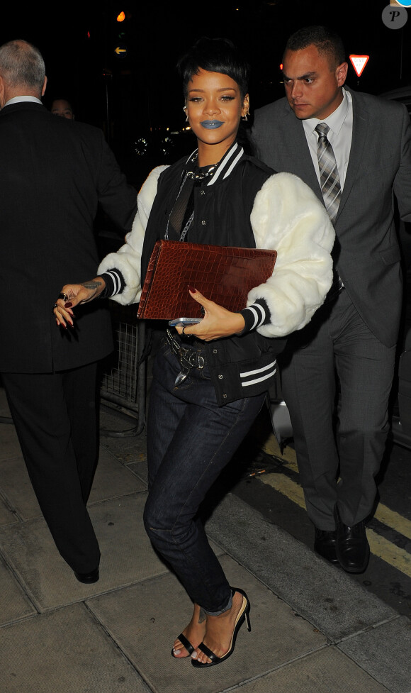 Rihanna, radieuse à Londres, au soir de la fête de lancement de sa nouvelle collection de vêtements pour River Island. Le 10 septembre 2013.