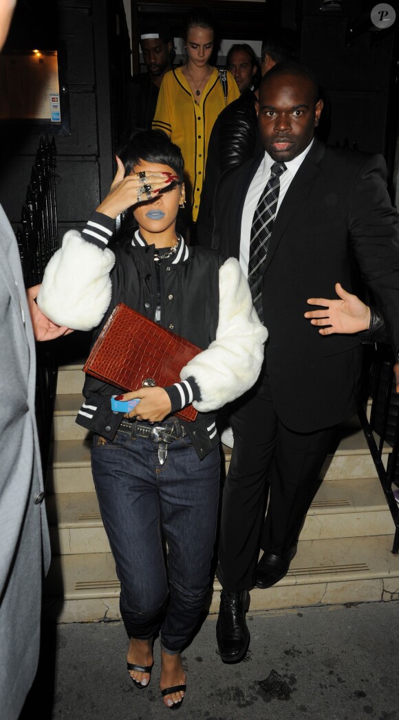 Rihanna et Cara Delevingne quittent le restaurant Nozomi à Londres, le 10 septembre 2013.