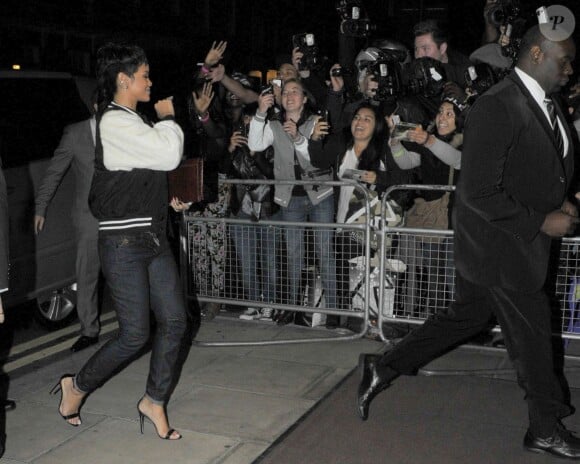 Rihanna de retour au 45 Park Lane où les fans l'ont patiemment attendus. Londres, le 10 septembre 2013.