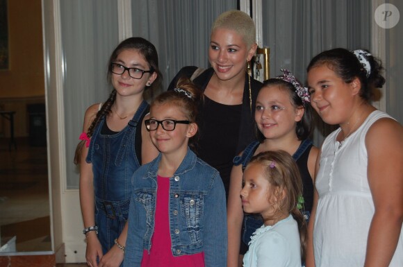 Diese pose avec des enfants durant la 41e élection de Miss Côte d'Opale le 29 août 2013 au Palais des Congrès du Touquet-Paris-Plage