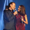 Nicolas Peyrac et Sofia Essaïdi sur la scène de l'Olympia pour le concert "Leurs voix pour l'espoir" (deuxième edition) qui vise à aider la recherche contre le cancer du pancréas. Paris, le 12 septembre 2013.