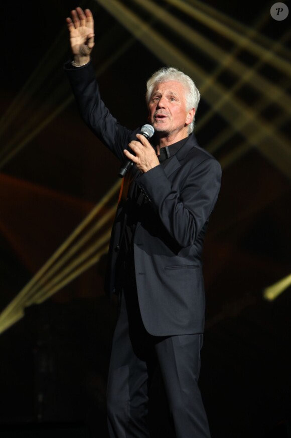 Gérard Lenorman sur la scène de l'Olympia pour le concert "Leurs voix pour l'espoir" (deuxième edition) qui vise à aider la recherche contre le cancer du pancréas. Paris, le 12 septembre 2013.