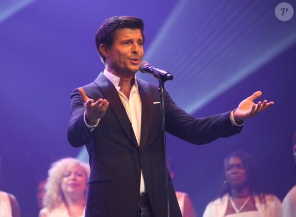 Vincent Niclo sur la scène de l'Olympia pour le concert "Leurs voix pour l'espoir" (deuxième edition) qui vise à aider la recherche contre le cancer du pancréas. Paris, le 12 septembre 2013.