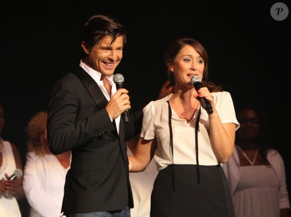 Vincent Niclo et Daniela Lumbroso sur la scène de l'Olympia pour le concert "Leurs voix pour l'espoir" (deuxième edition) qui vise à aider la recherche contre le cancer du pancréas. Paris, le 12 septembre 2013.