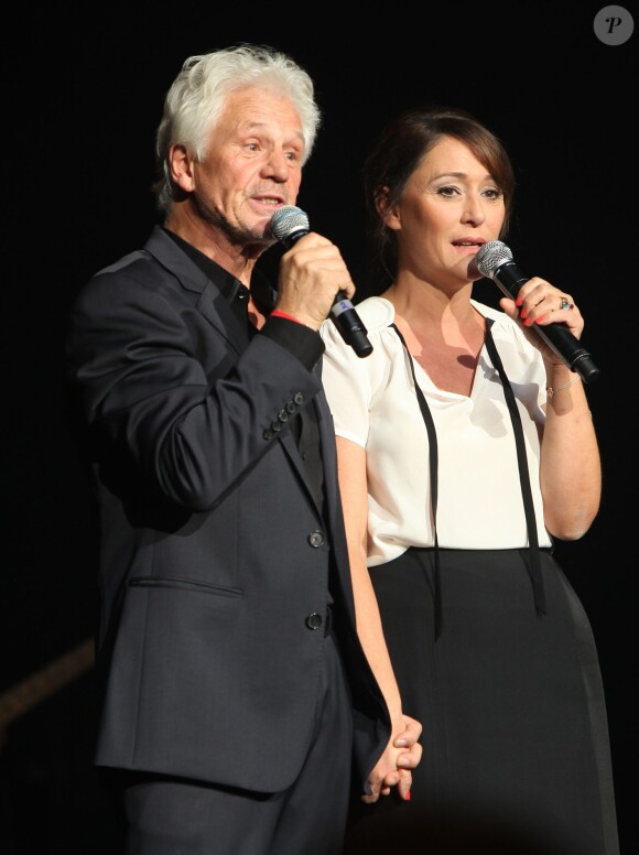 Gérard Lenorman et Daniela Lumbroso sur la scène de l'Olympia pour le concert "Leurs voix pour l'espoir" (deuxième edition) qui vise à aider la recherche contre le cancer du pancréas. Paris, le 12 septembre 2013.