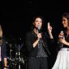Cécile de Ménibus, Sandra Lou et Laurie Cholewa sur la scène de l'Olympia pour le concert "Leurs voix pour l'espoir" (deuxième edition) qui vise à aider la recherche contre le cancer du pancréas. Paris, le 12 septembre 2013.