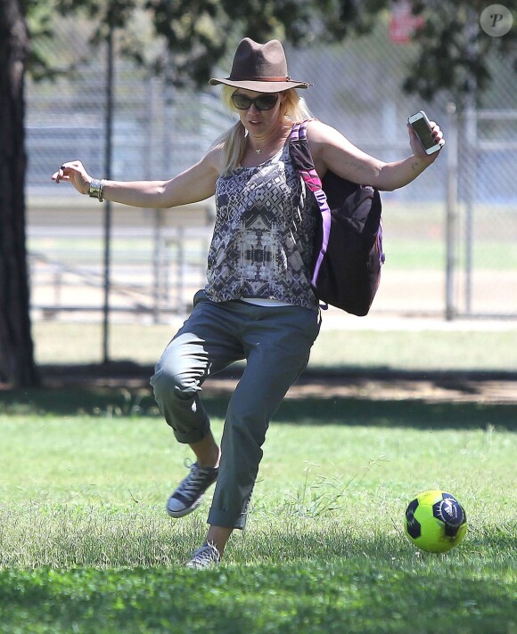 Exclusif - Jennie Garth, plus heureuse que jamais, et son nouveau compagnon Michael Shimbo regardent les filles de l'actrice jouer au football à Los Angeles. Le 8 septembre 2013.