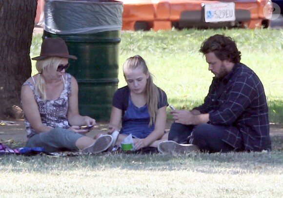 Exclusif - Jennie Garth et son nouveau compagnon Michael Shimbo regardent les filles de l'actrice jouer au football à Los Angeles. Le 8 septembre 2013. Le petit groupe s'est laissé tenter par un pique-nique.