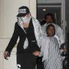 Madonna, maman protectrice et masquée : la superstar quitte avec sa fille Mercy et ses trois autres enfants (David, Rocco et Lourdes) un centre kabbalistique. New York, le 13 septembre 2013.