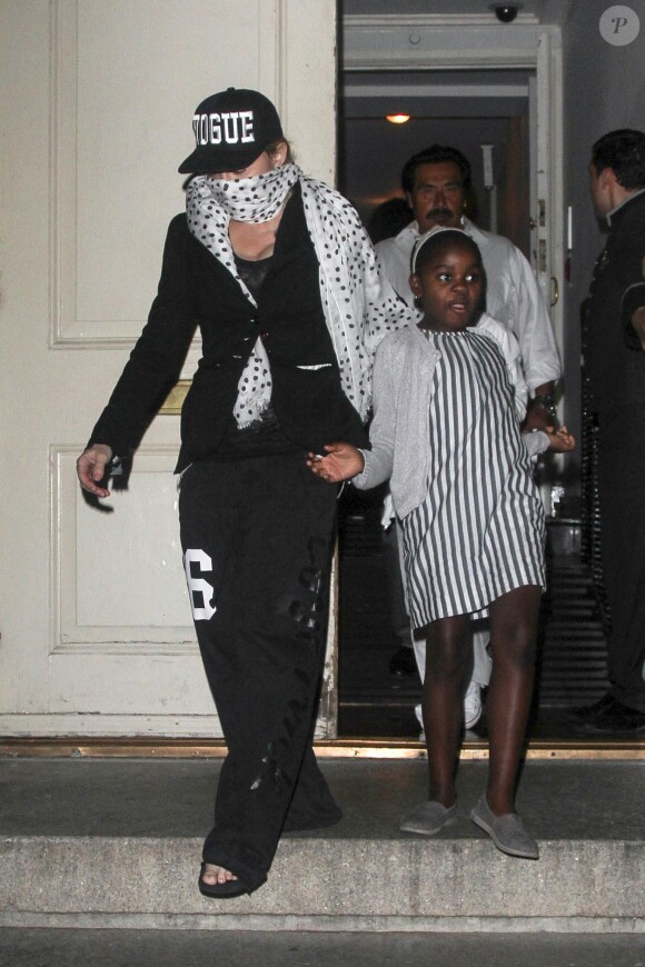 Madonna, maman protectrice et masquée : la superstar quitte avec sa fille Mercy et ses trois autres enfants (David, Rocco et Lourdes) un centre kabbalistique. New York, le 13 septembre 2013.
