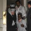 Madonna, surprise avec sa fille Mercy et ses trois autres enfants (David, Rocco et Lourdes) à la sortie d'un centre kabbalistique. New York, le 13 septembre 2013.