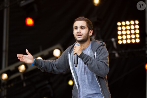 Malik Bentalha sur scène lors de la Fête de l'Humanité à La Courneuve le 15 septembre 2013