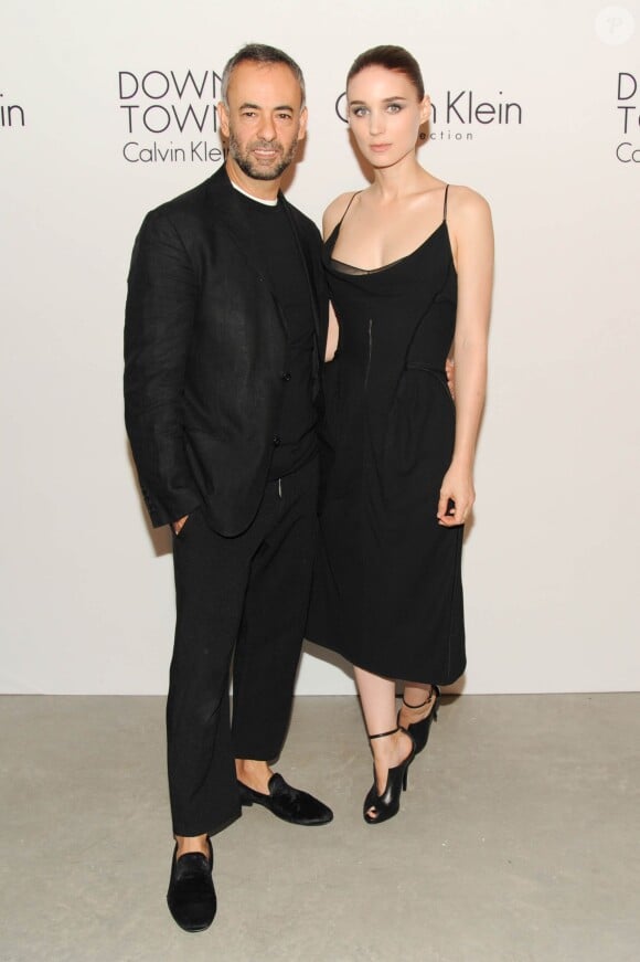 Soirée Calvin Klein pour le parfum Downtown à New York le 13 septembre 2013 avec la divine Rooney Mara et le créateur Francisco Costa